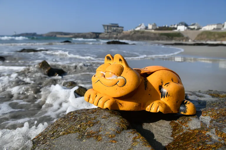 Prantsusmaa Bresti rannalt on üle 30 aasta leitud Garfieldi telefone