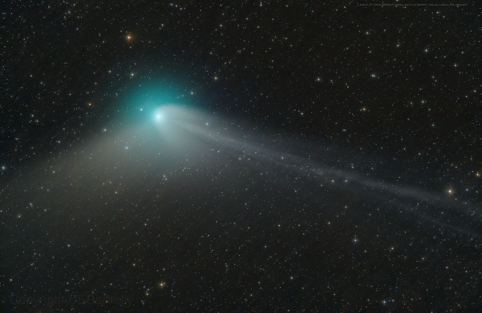 Зеленая комета в ночном небе