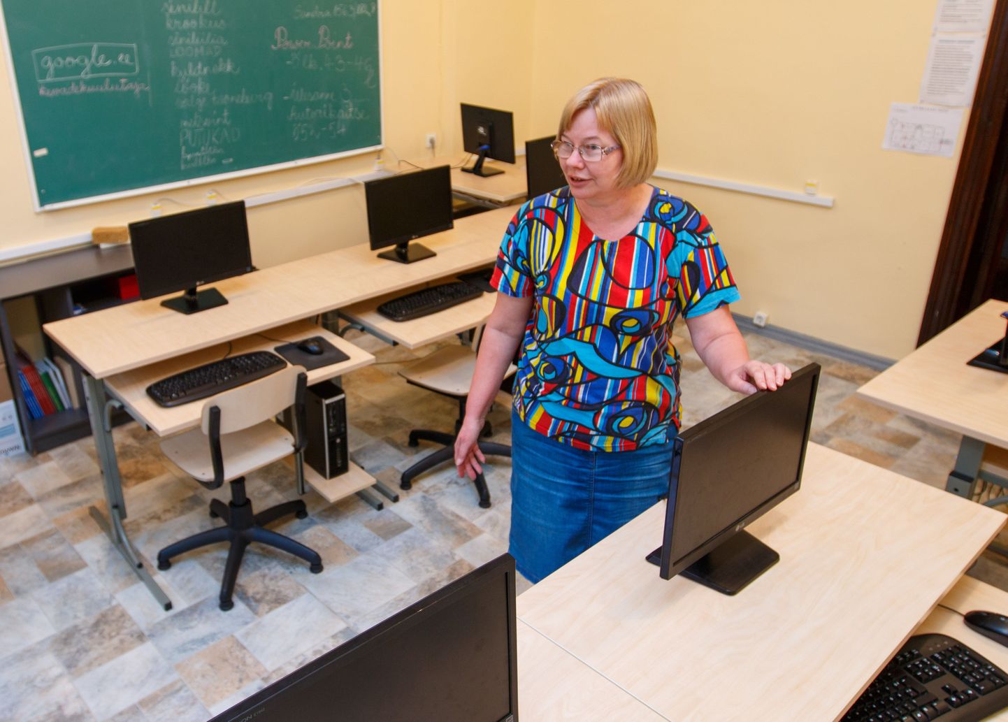 Hummuli põhikooli arvutiõpetaja Janika Kase tunneb heameelt, et klassi paigaldati uued arvutid ning kool sai kiire internetiühenduse, mis teeb õppetundide läbiviimise õpetajatele lihtsamaks ja lastele põnevamaks. Klassis on kümme arvutikohta.