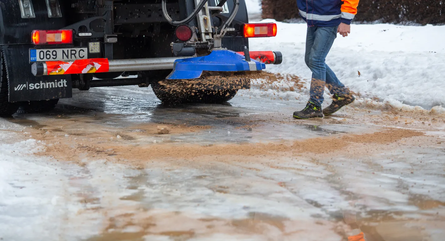 Kõrvalteedel, kuhu liivapuisturid ei jõua, on libeduseoht.