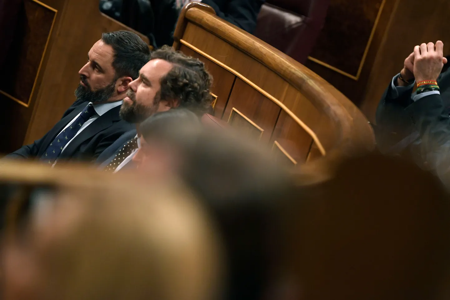 Voxi praegused parlamendisaadikud Santiago Abascal (vasakul) ja Iván Espinosa de los Monteros said pikka aega palka Iraani opositsiooni välismaiste toetajate taskust.