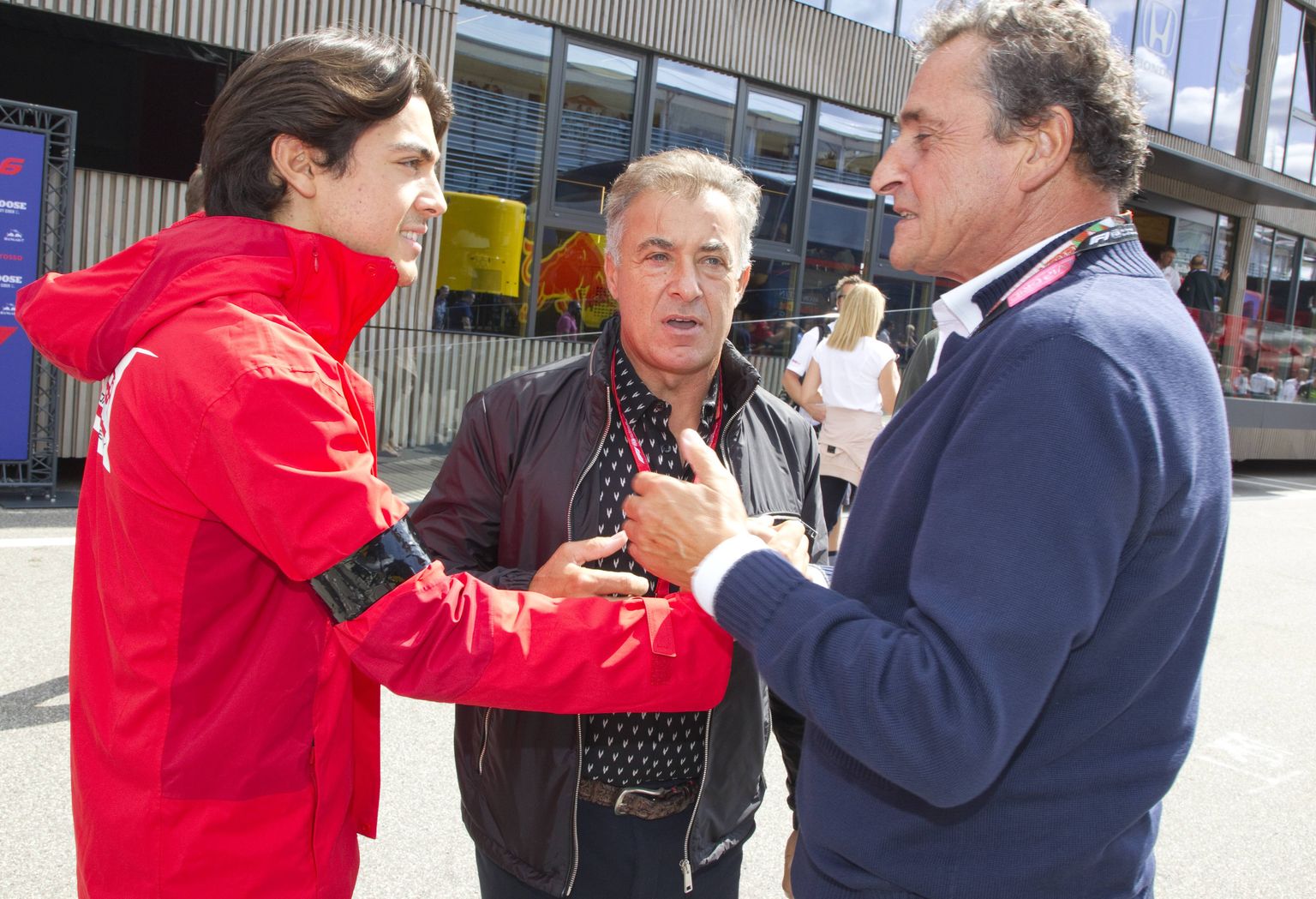 Jean Alesi (keskel) ja poeg Giuliano Alesi (vasakul).
