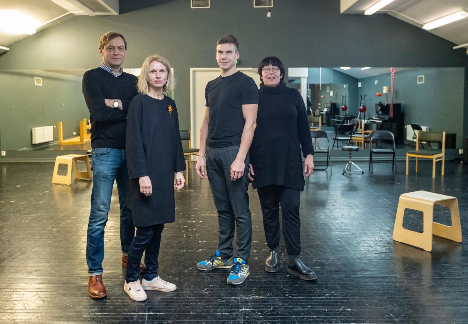 NO99 näitlejad Gert Raudsep, Eva Koldits, Rasmus Kaljujärv ja Marika Vaarik sel esmaspäeval teatri kasutuks muutunud proovisaalis.