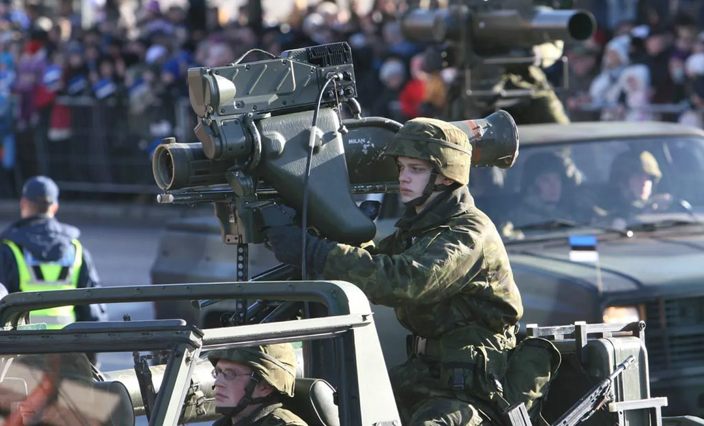 Pärnus toimus kaitsejõudude paraad, mida jälgis ligi 10 000 inimest.