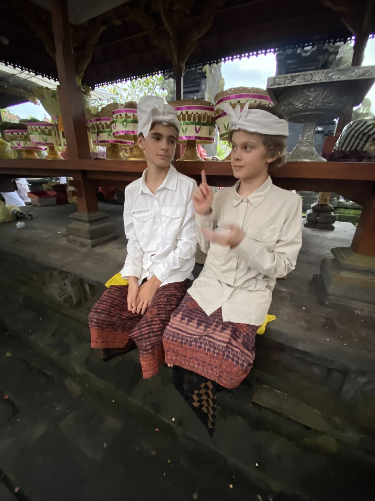 Andres ja Kristjan Bali templites.