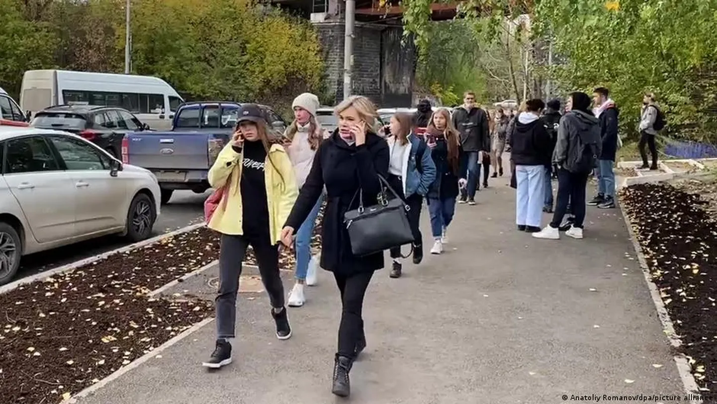 Студенты у здания университета в Перми в день трагедии