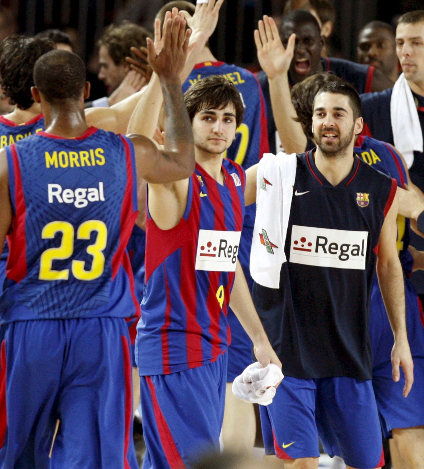 Barcelona mängijad pärast võitu üksteist õnnitlemas.