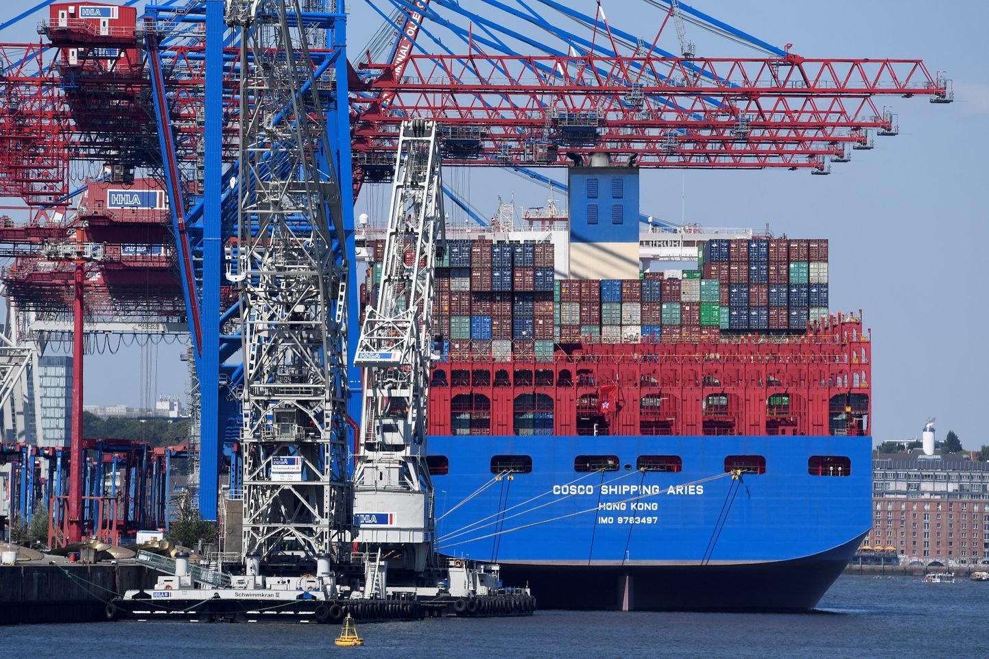 Hiina kontenerlaev Cosco Shipping Aries Hamburgi sadamas.