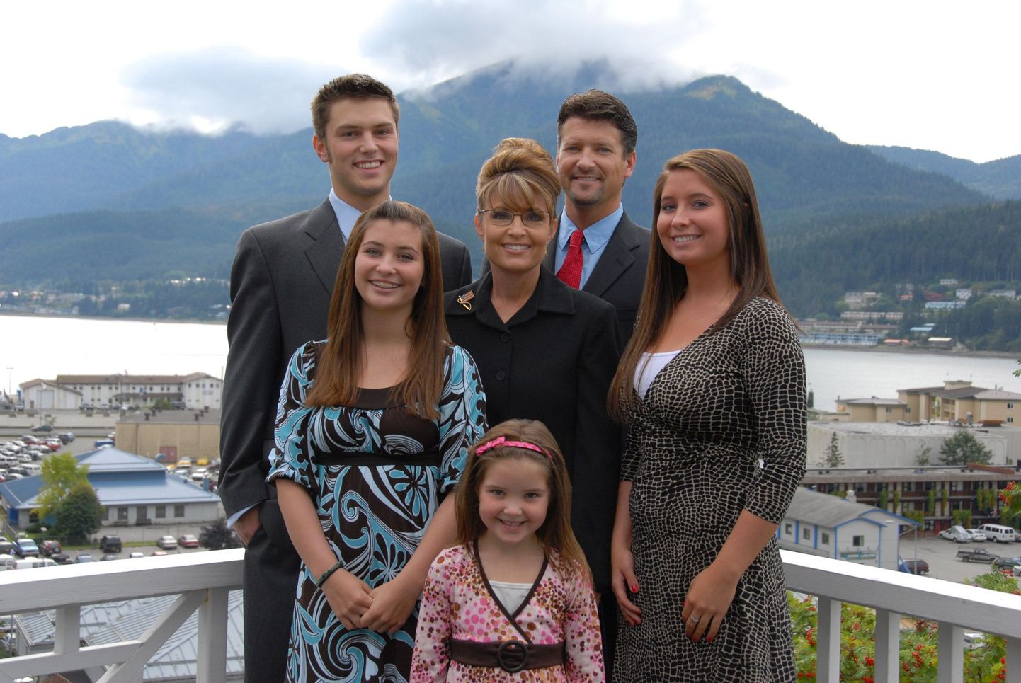 USA vabariikliku partei asepresidendikandidaat Sarah Palin (keskel) koos perekonnaga - abikaasa Todd, tütar Bristol (paremal), tütar Piper, tütar Willow ja poeg Track