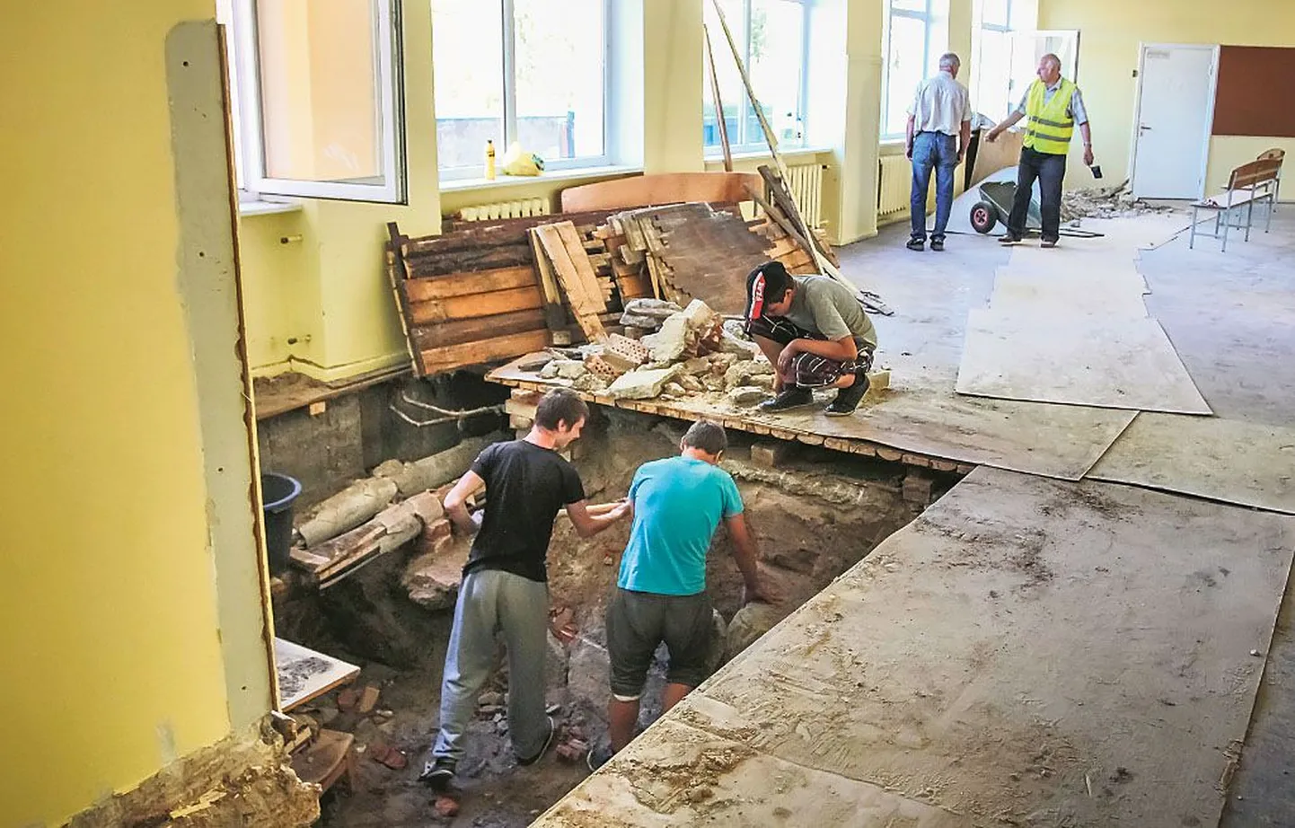 Ehitusettevõtete raamatupidajatele tõi lisatööd hooajatöötajate ja ajutise tööjõu registreerimine. Pildil on ühisgümnaasiumi remont ja ümberehitus.