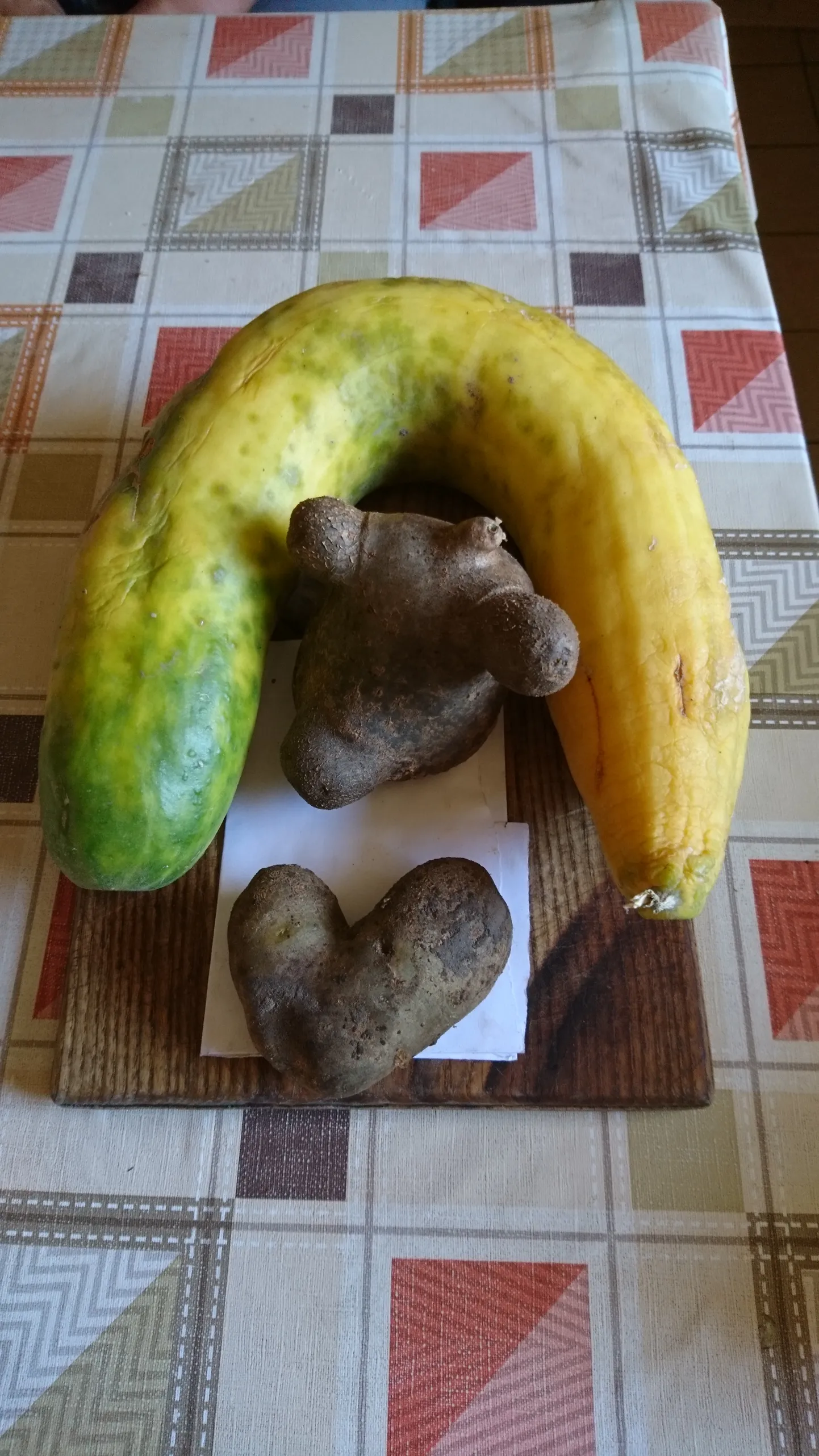 Südame kujuga kartulid ja üleküpsenud kasvuhoonekurk.