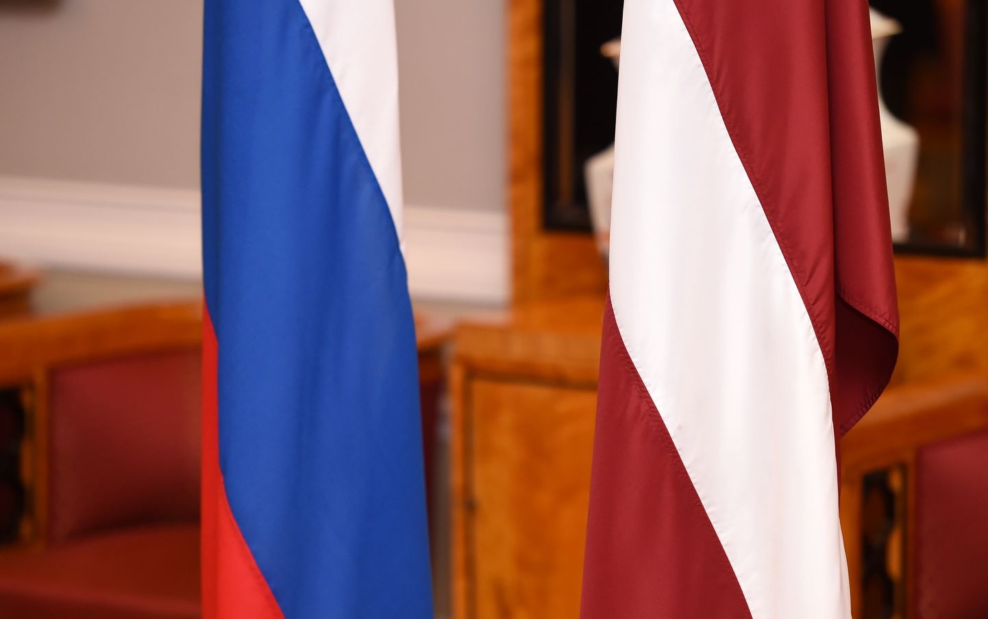 Флаги России и Латвии