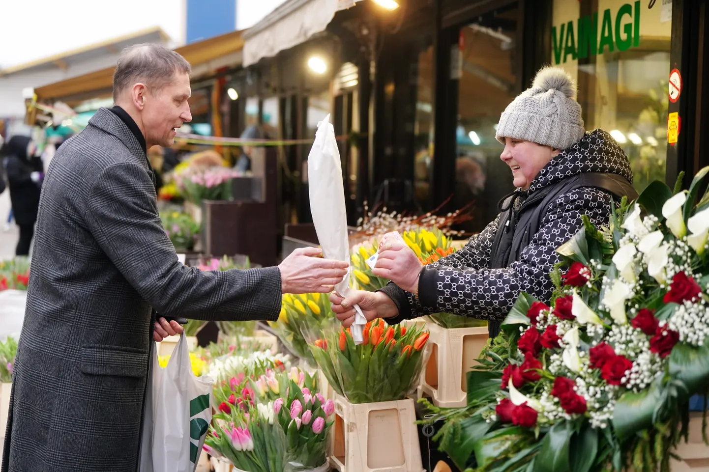 Ажиотаж на цветочных рынках Риги 8 марта