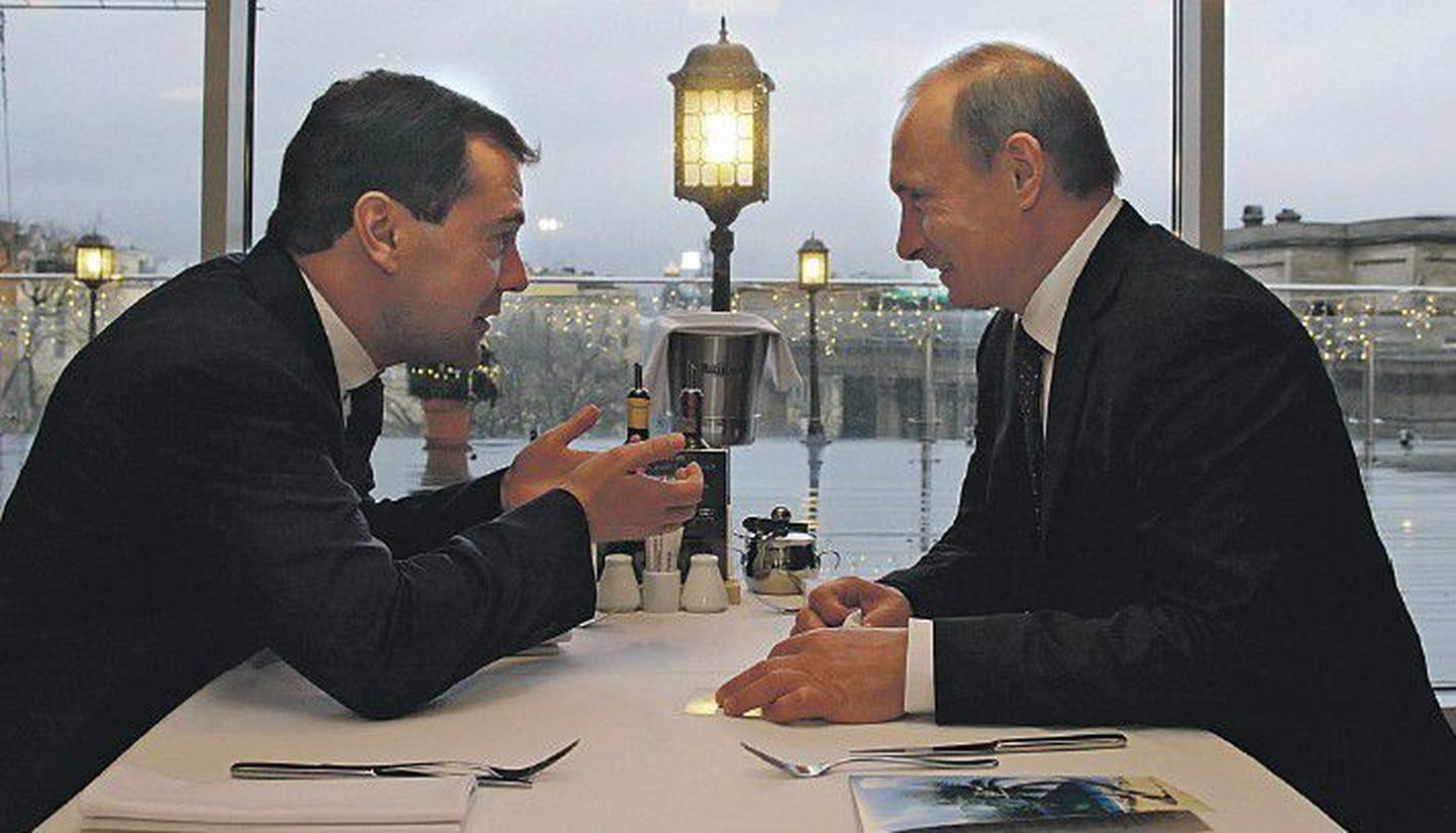 Владимир Путин (справа) и Дмитрий Медведев во время ужина в дорогом ресторане Петербурга.
