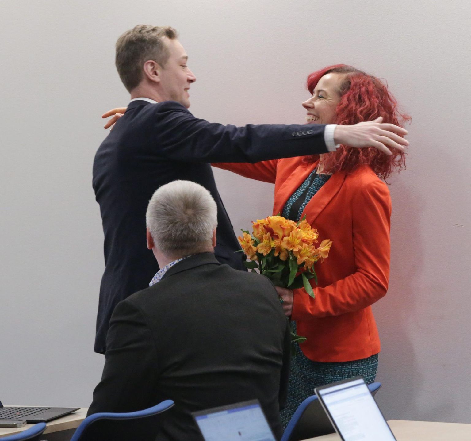 Tänasel Tartu linnavolikogu istungil kinnitati Tartu uueks abilinnapeaks Elo Kiivet, teda õnnitleb abilinnapea Lemmit Kaplinski. Nad mõlemad on linnavalitsuses sotside esindajad.