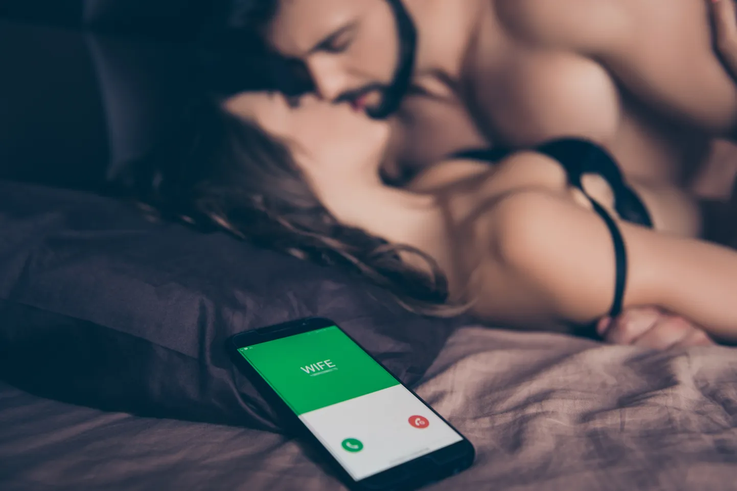 Mees ja naine amelemas, esiplaanil heliseb telefon, helistajaks abikaasa.