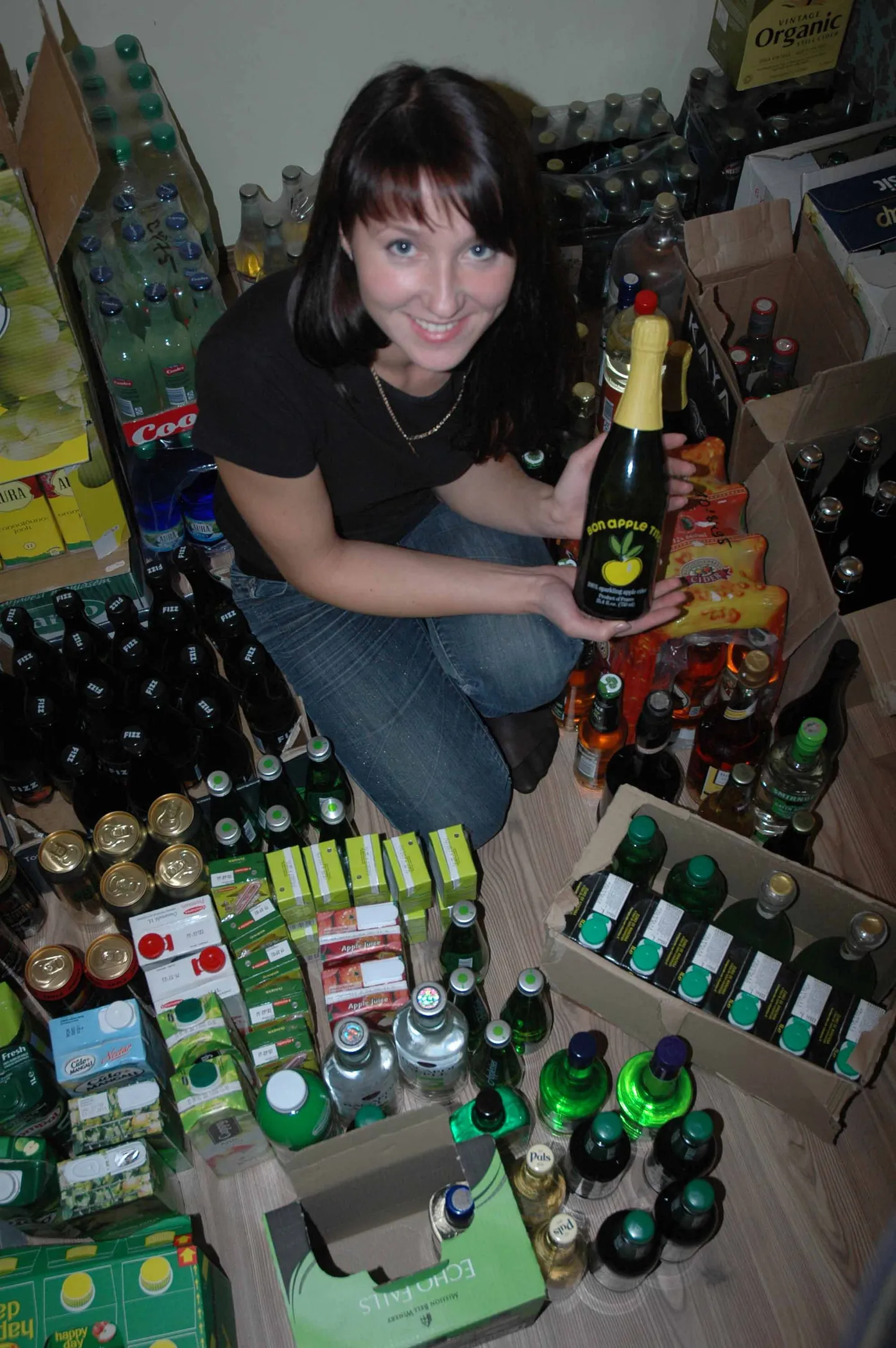 Türi õunafestivali õunajoogi salongi korraldaja Marianne Juhkam hoaib käes oma lemmikjooki - alkoholivaba õunasiidrit.