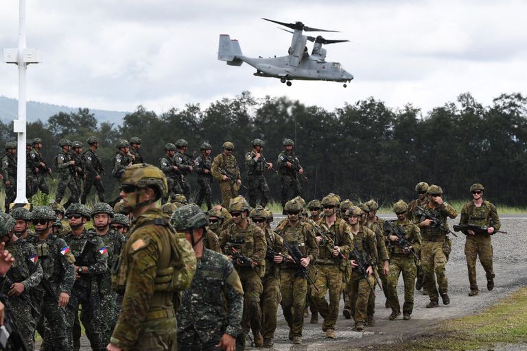 Filipiinide ja Austraalia sõdurid marsivad ühisõppustel Manila lähistel, samas kui USA merejalaväelaste V-22 Osprey lendab taamal. Pilt on illustratiivne.