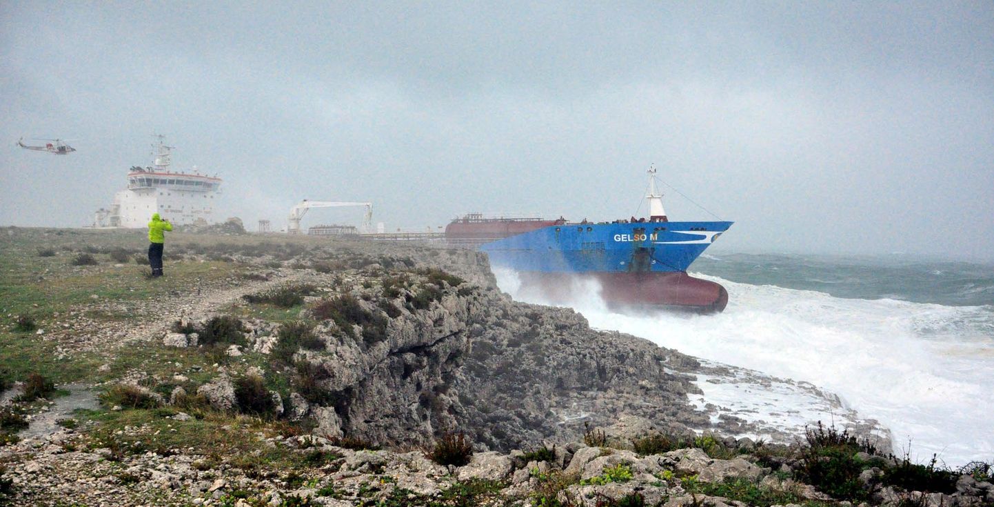 Tanker Gelso M Sitsiilia ranniku lähistel karil.