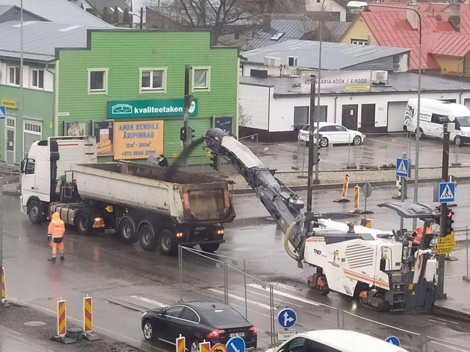 Ehitajad jätkavad Pärnus Tallinna maantee, Rääma ja Jannseni tänava ristmiku ümberehitamist.