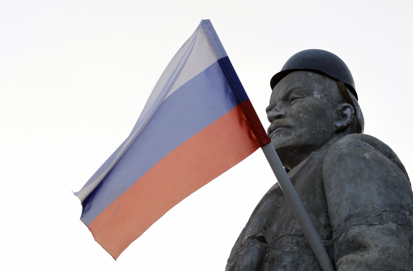 Lenini kuju Venemaa lipuga