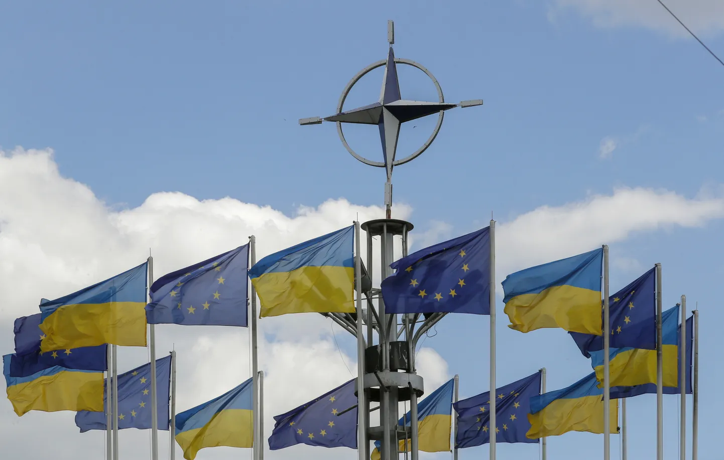 Флаги ЕС и Украины вокруг лого НАТО