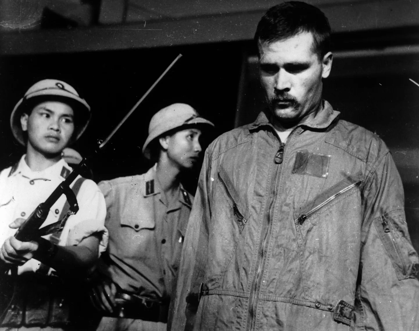 Vietnami sõjas vaenlase kätte langenud Ameerika Ühendriikide õhuväe piloot leitnant J.R.Shiveley 22. mail 1967 pressi ees. Pilt on illustratiivne.