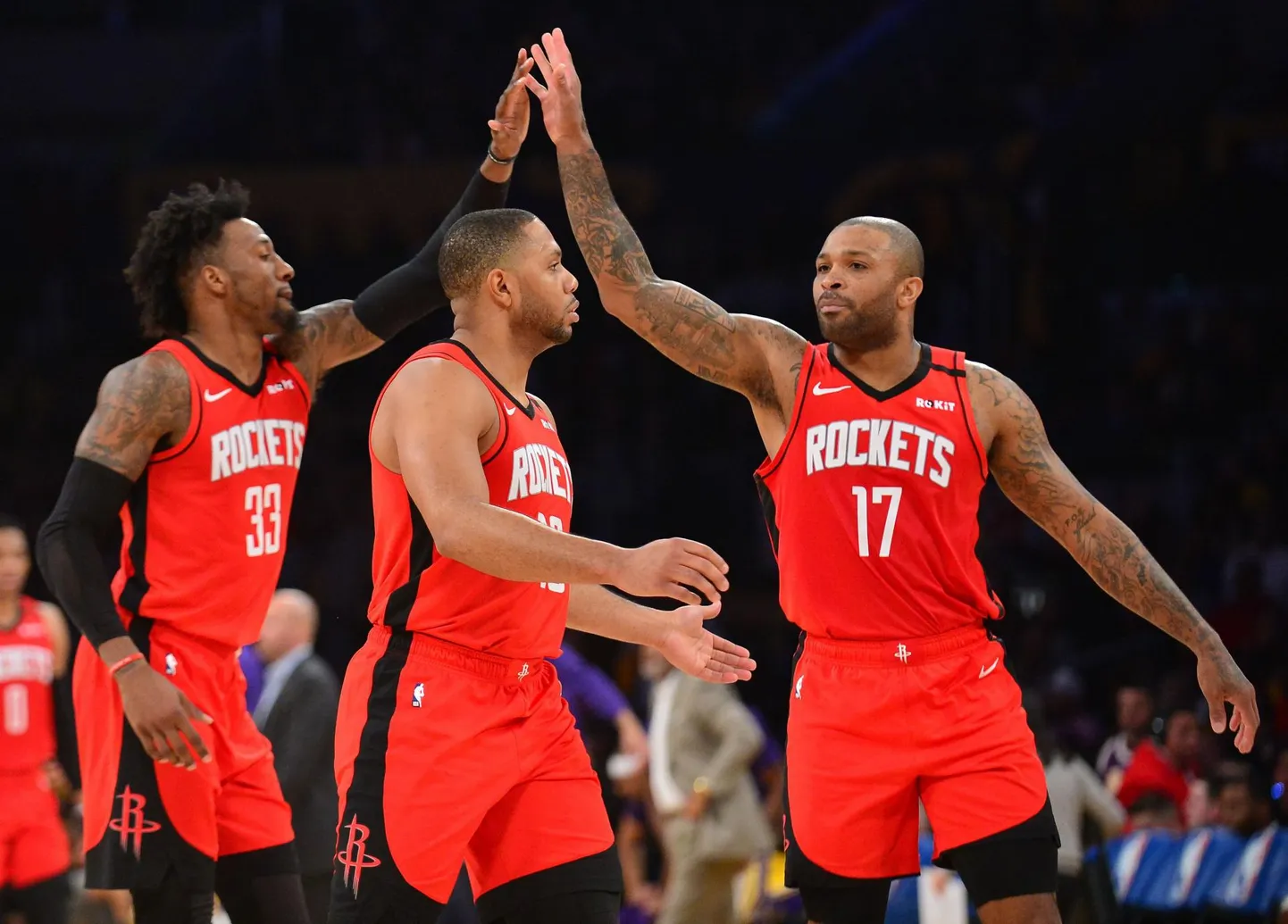 Pärast hiljutist vahetustehingut kujunes 201 cm pikkusest Robert Covingtonist (vasakul) Houston Rocketsi pikim põhirotatsiooni mängija. 195 cm pikkune PJ Tucker täidab tsentri kohta, veel on pildile jäänud tagamees Eric Gordon.  FOTO: Gary A. Vasquez / usa Today / Scanpix