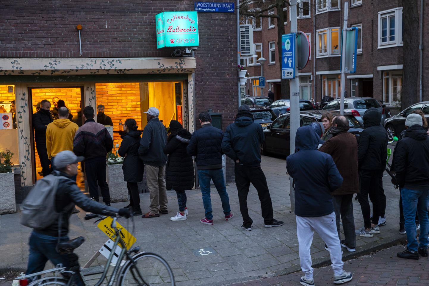 Cilvēku rinda pie marihuānas veikala Nīderlandē.