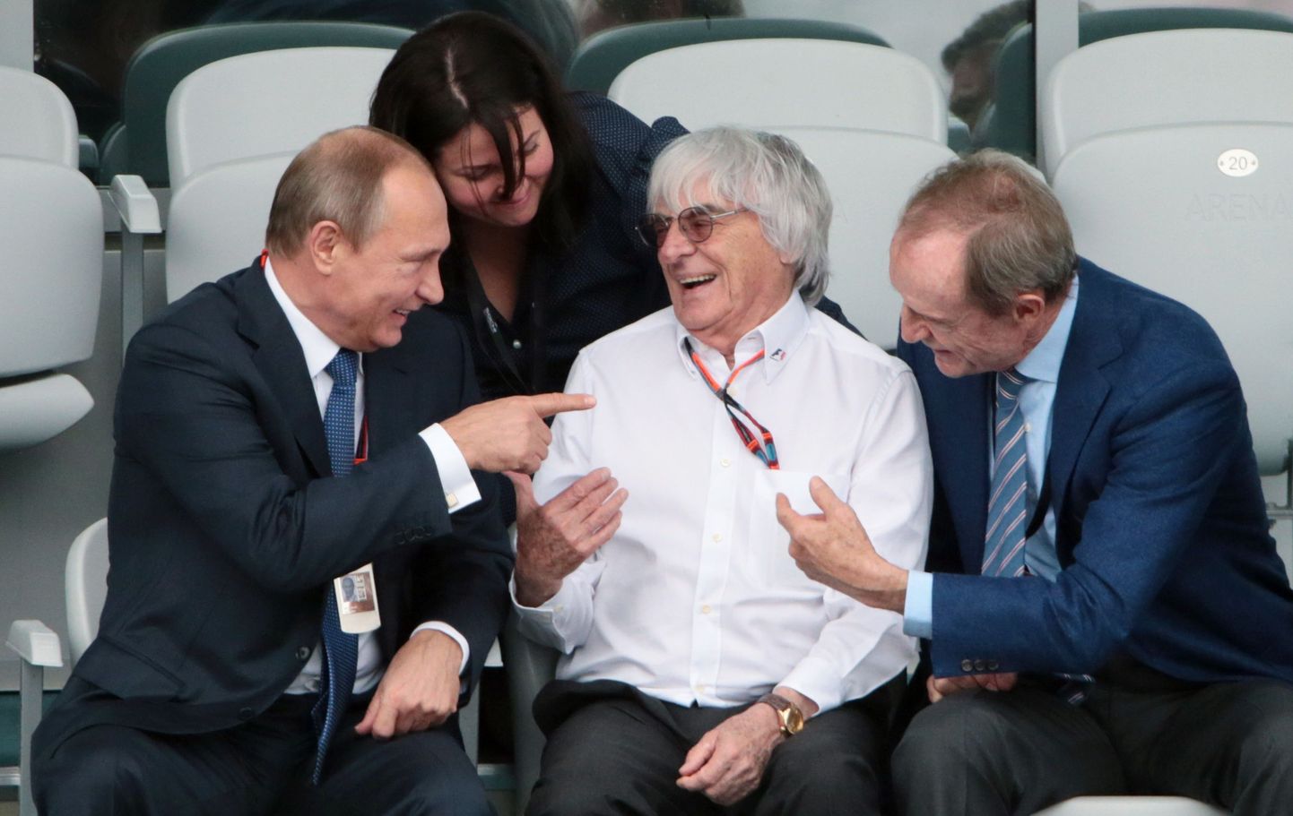 Vladimir Putin (vasakul) ja Bernie Ecclestone Sotši vormel-1 etapil.