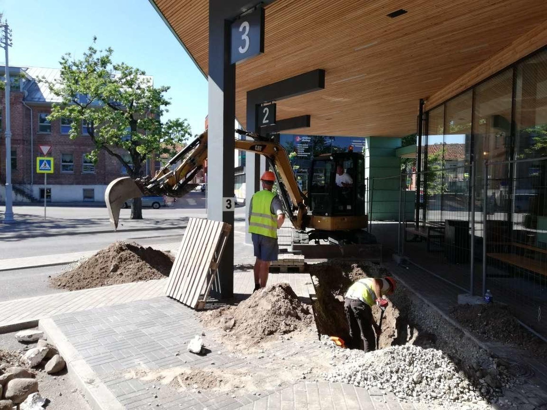 Pärnu bussijaama ooteplatvormil kaevate toru parandamiseks auk.