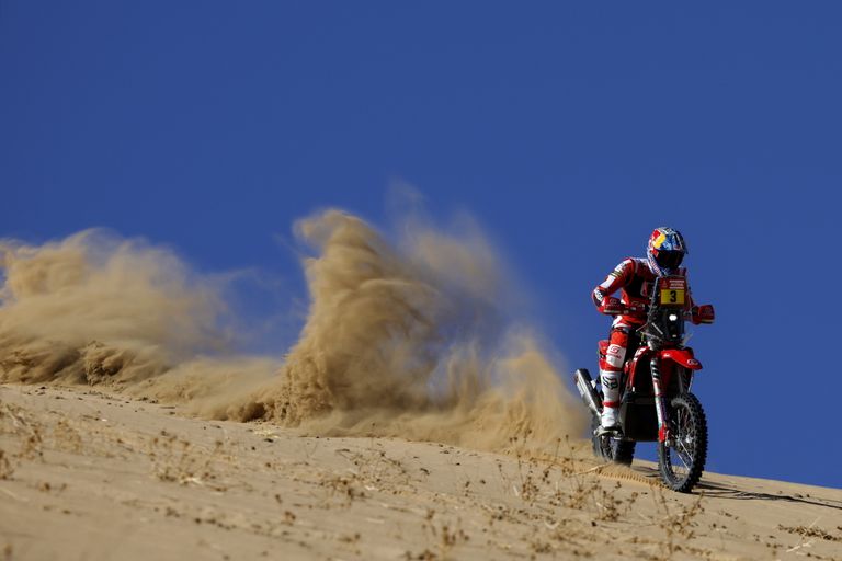 Britu motobraucējs Sems Sanderlands Dakaras rallijreidā