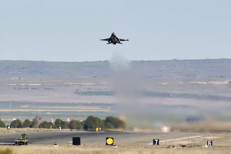 Hispaania F-18 Hornet hävitaja Castilla–La Manchas sooritamas õhumanöövreid.