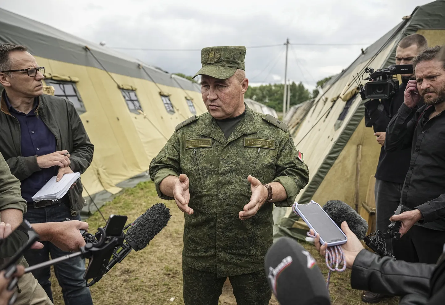 Генерал-майор армии Беларуси Леонид Касинский беседует с иностранными журналистами во время посещения ими полевого лагеря у села Цель, примерно в 90 км к юго-востоку от Минска. Беларусь, 7 июля 2023 года. Палаточный городок, способный вместить до 5000 военнослужащих, был предоставлен Беларусью размещения бойцов ЧВК «Вагнера», сообщил Касинский. Ранее Лукашенко заявил, что готов использовать вагнеровцев.