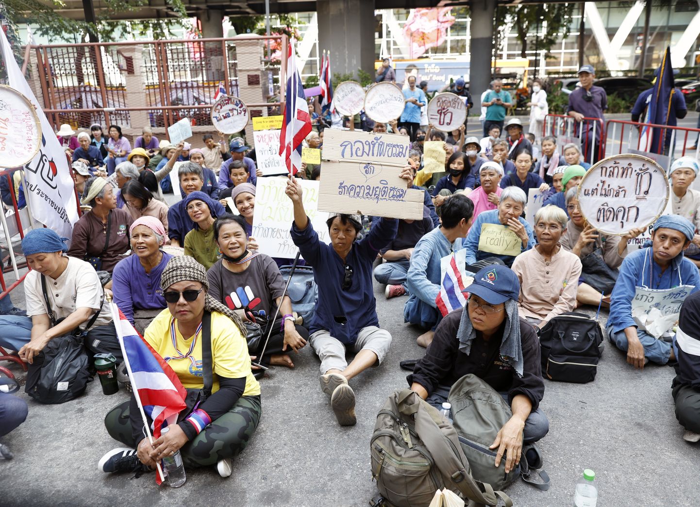 Inimesed avaldamas Bangkoki politseihaigla juures meelt Tai ekspeaminister Thaksin Shinawatra vabastamise vastu.