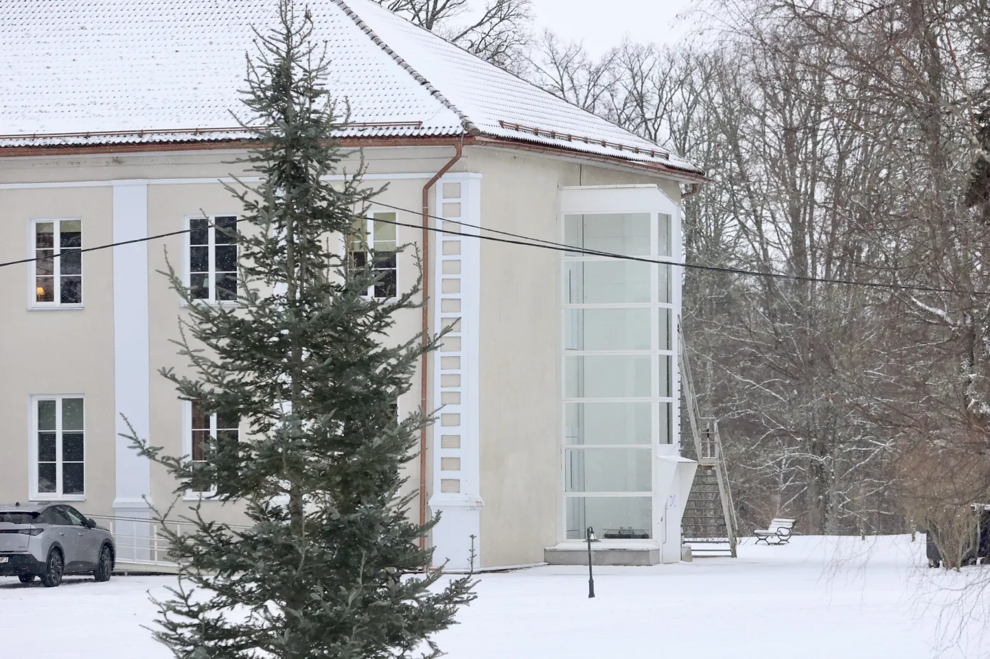 Piigaste Südamekodus juhtus liftiga õnnetus, milles said inimesed vigastada. Fotol on liftišahti juurdeehitus. Läbi klaasi on näha kahe maapealse korruse juurdepääsuuksi.