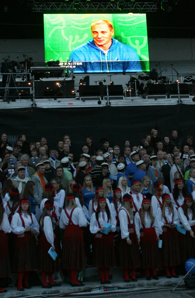 Gerd Kanteri intervjuu näitamine 2008. aasta öölaulupeo ajal. Foto: Mihkel Maripuu.