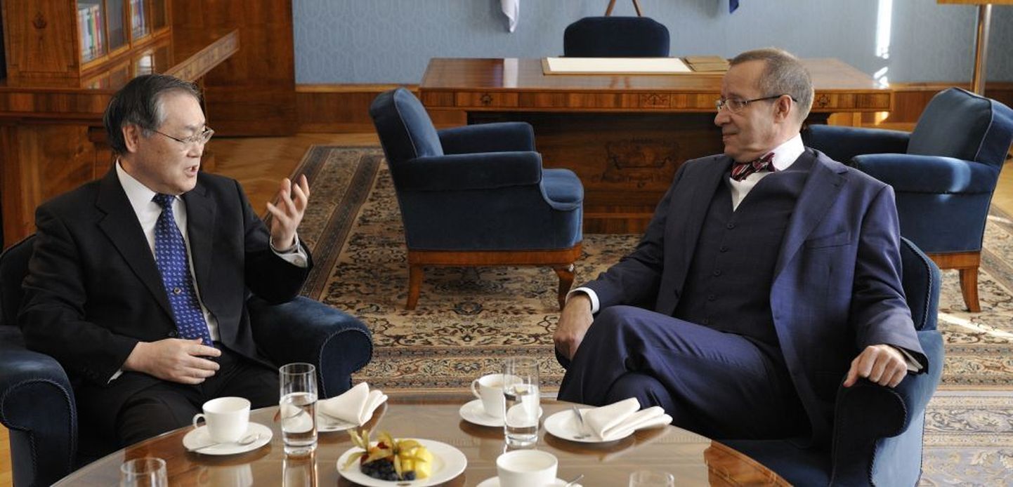Jaapani suursaadik Hideaki Hoshi ja Eesti president Toomas Hendrik Ilves