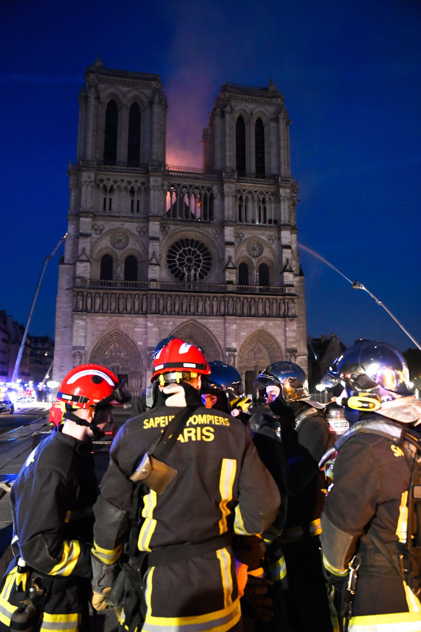 Tuletõrjujad kustutamas Notre-Dame'i põlengut