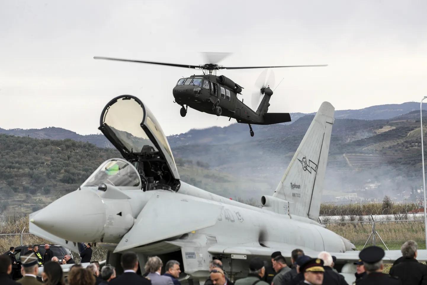 NATO toel moderniseeritud Kuçovë lennuväebaasi avamine Albaanias. 4. märts 2024.