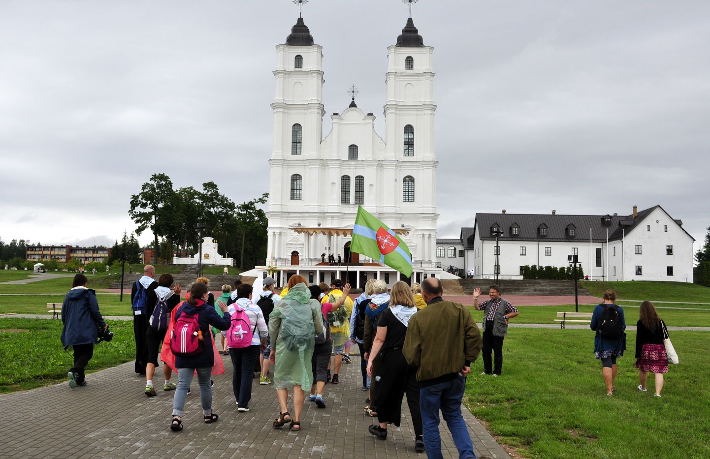 Svētceļnieku grupa ierodas Aglonas bazilikā, lai piedalītos Vissvētākās Jaunavas Marijas Debesīs uzņemšanas svētkos. Ilustratīvs foto