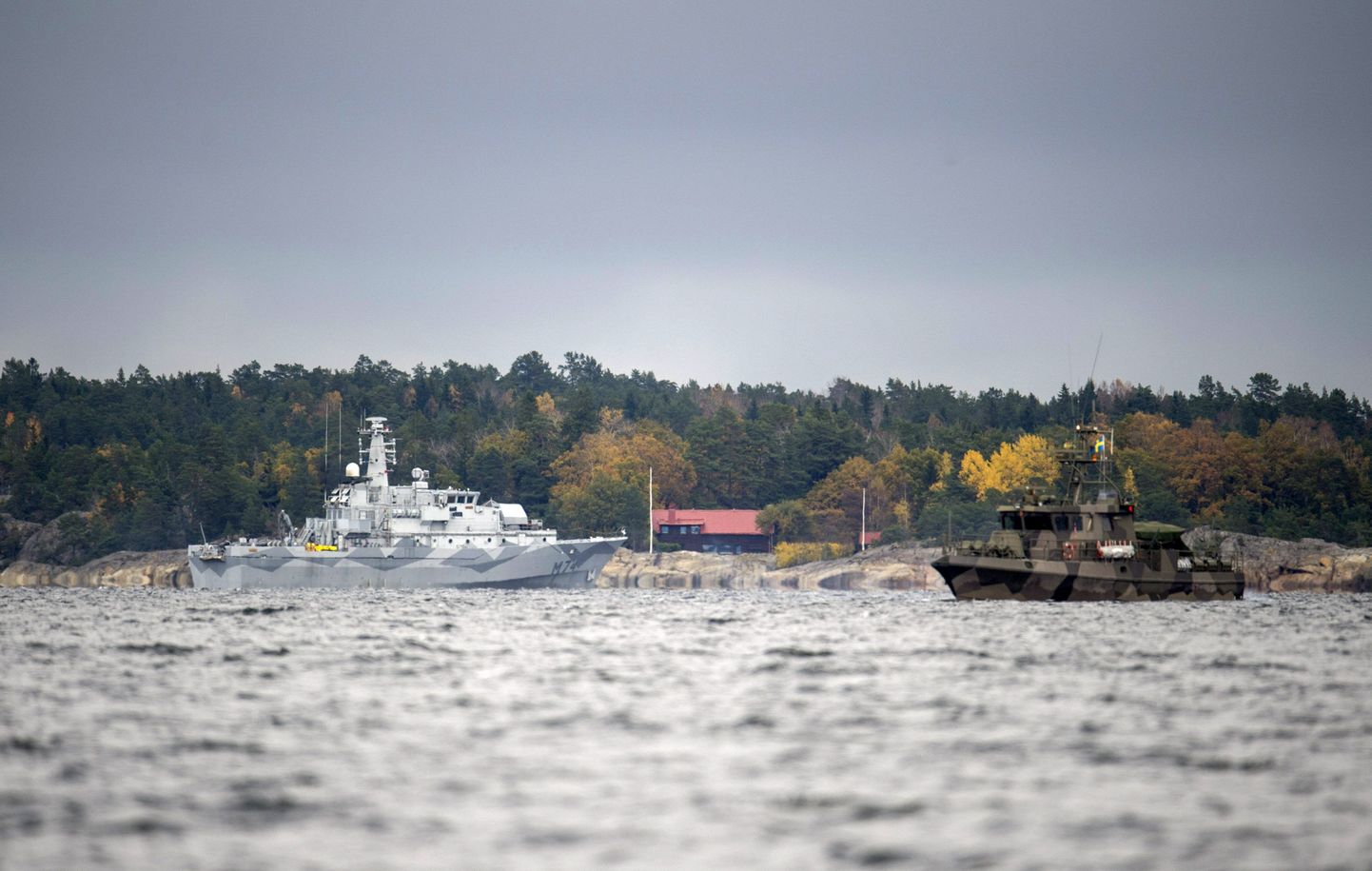Rootsi miinijahtija HMS Kullen (vasakul) ja patrull-laev Stockholmi saarestikus Nämdö lahes.