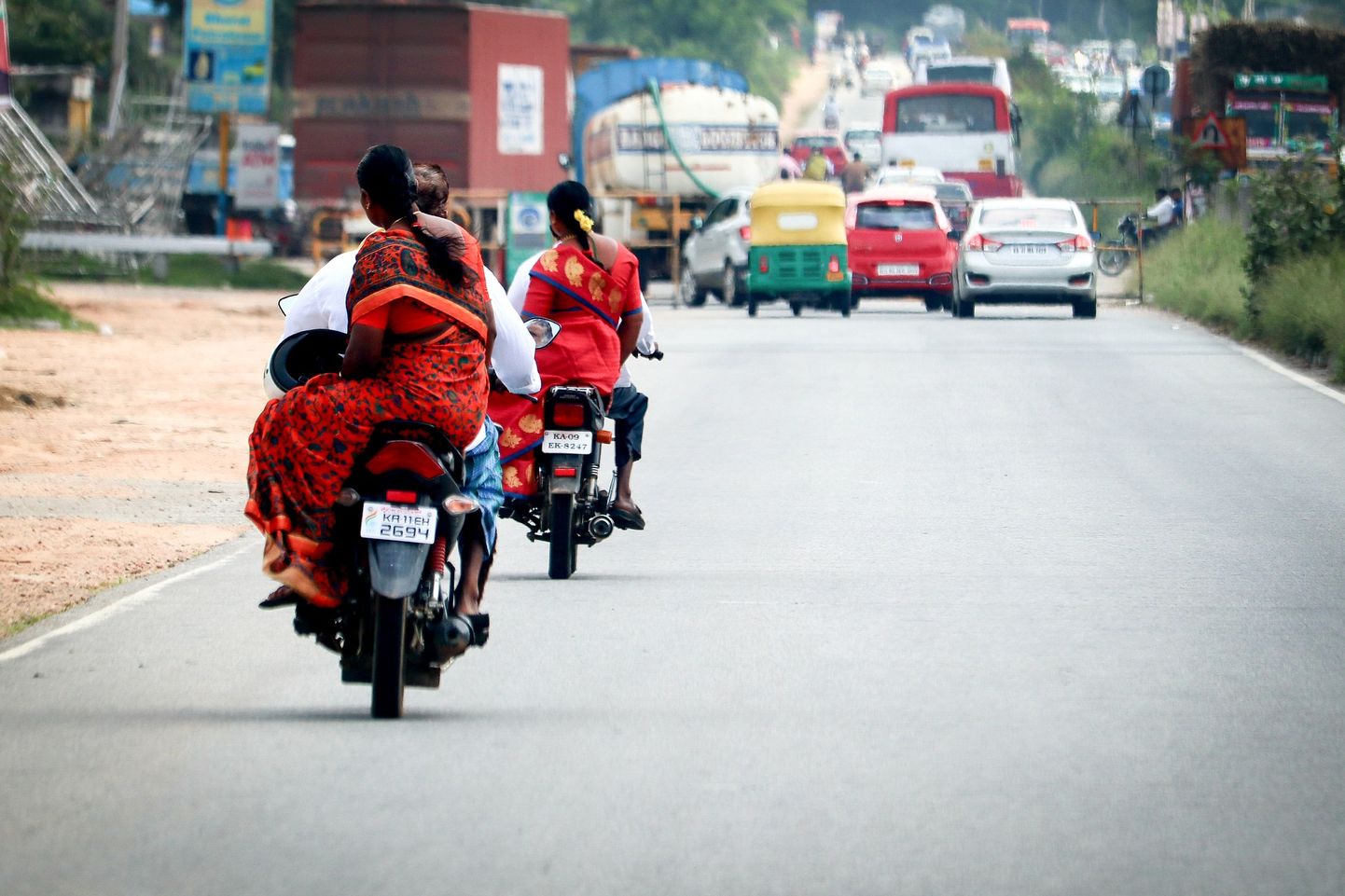 India mehed abikaasadega motorolleritel.