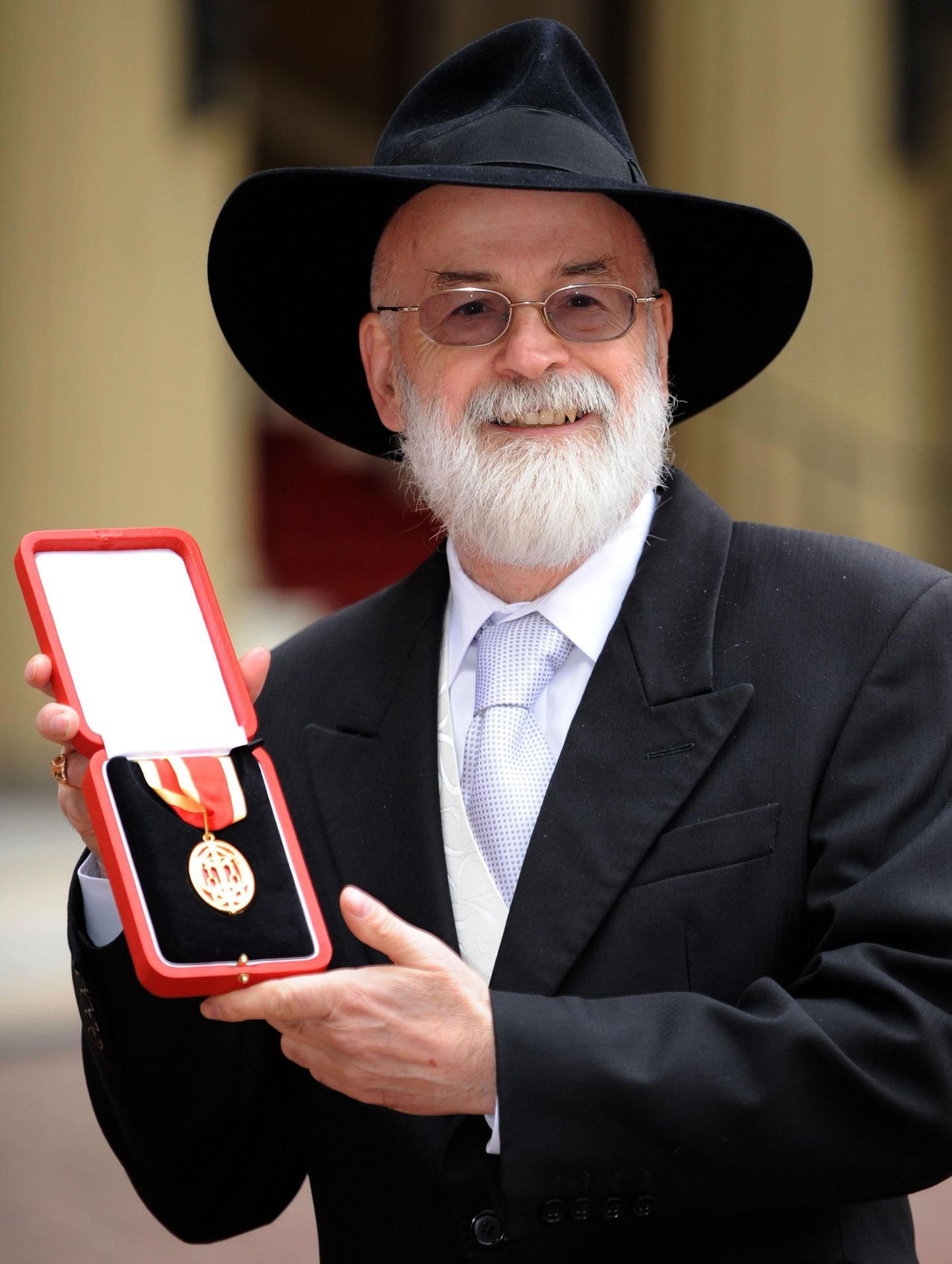 Sir Terry Pratchett hoidmas ta seisust kinnitavat medalit