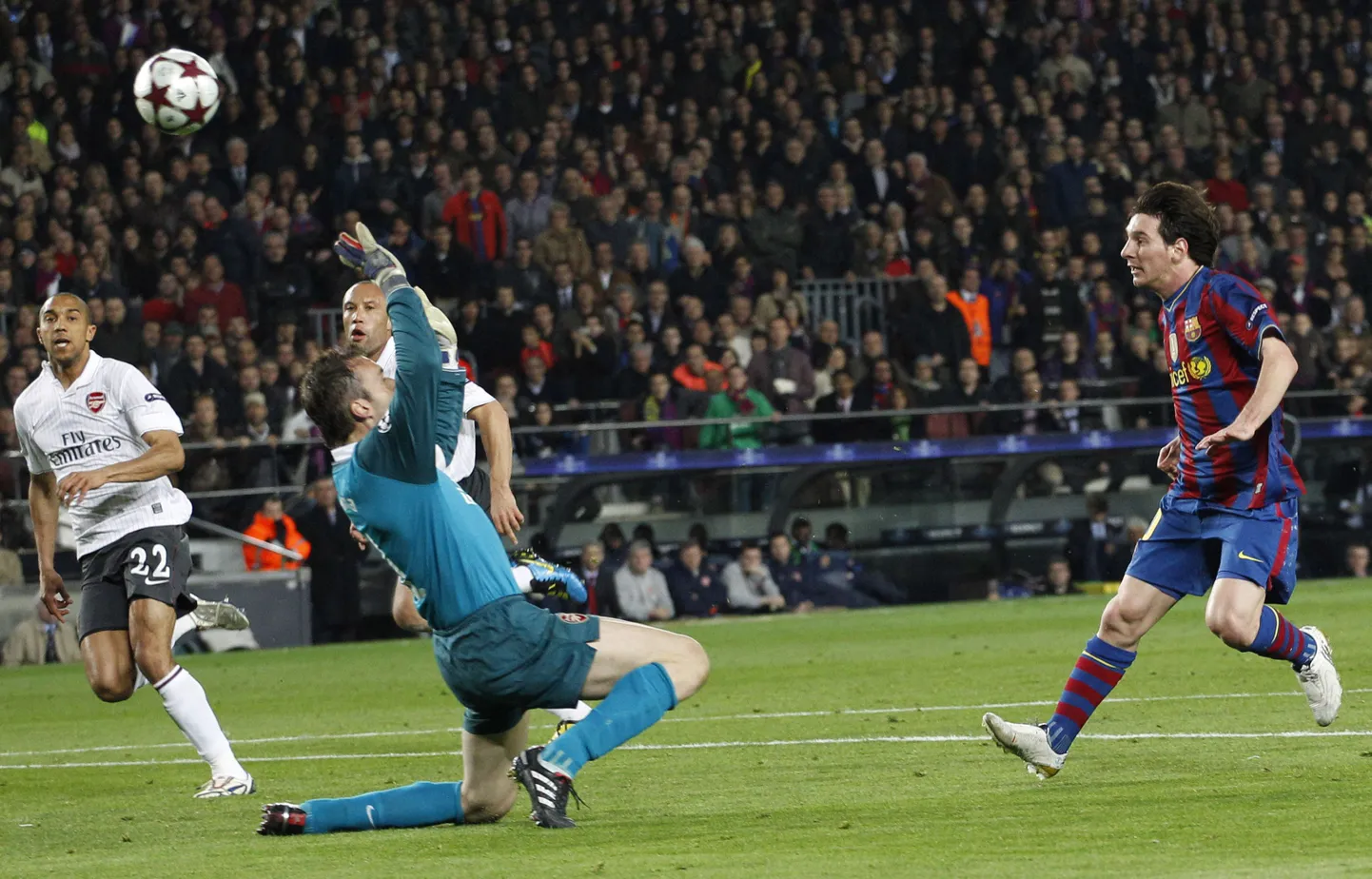 Manuel Almunia ei suutnud Lionel Messit (paremal) pidurdada.