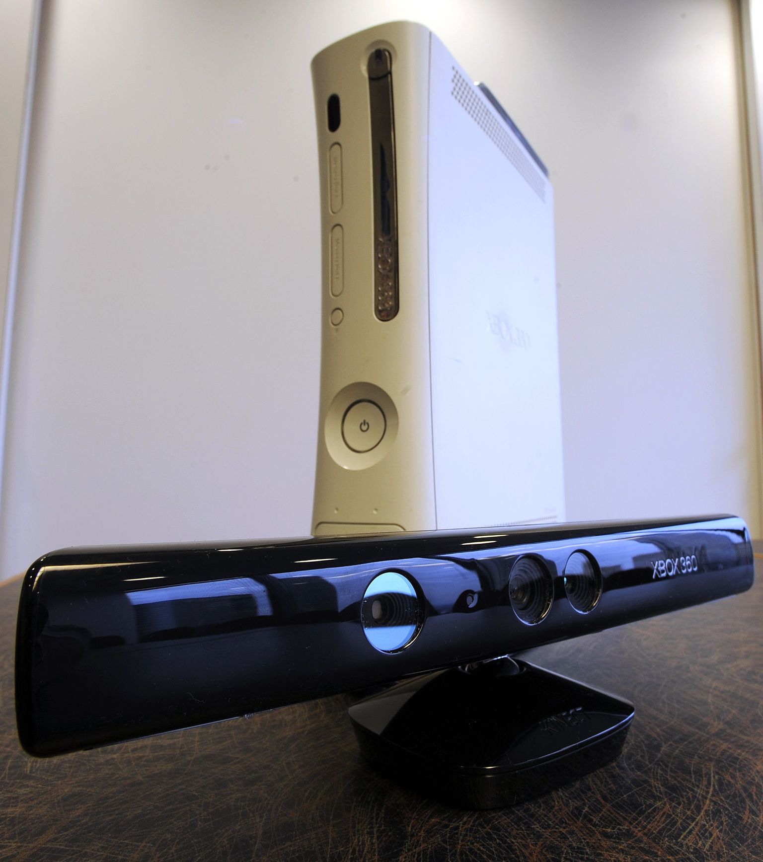 Kinect sensor ja Xbox 360 mängukonsool.
