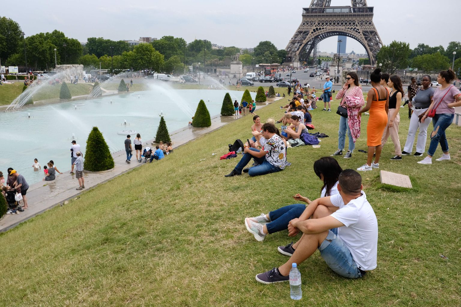 Inimesed Pariisi Eiffeli torni jalamil purskaevu kaldal end jahutamas.
