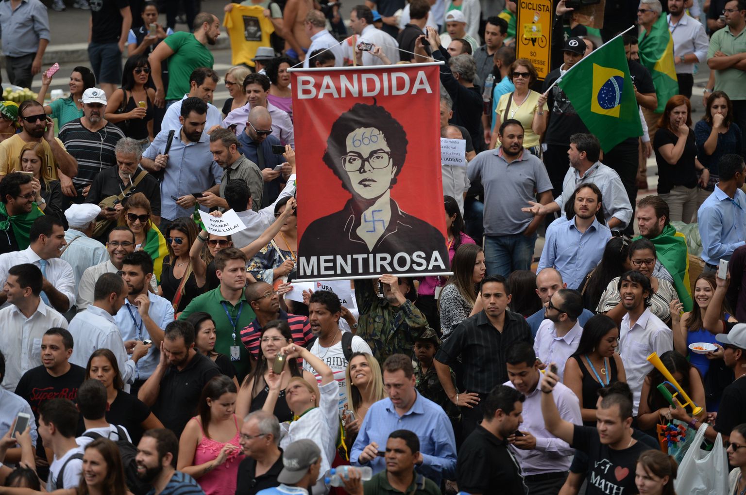 Märtsikuisel meeleavaldusel São Paulos välja toodud plakat iseloomustab president Dilma Rousseffi bandiidi ja valetajana.