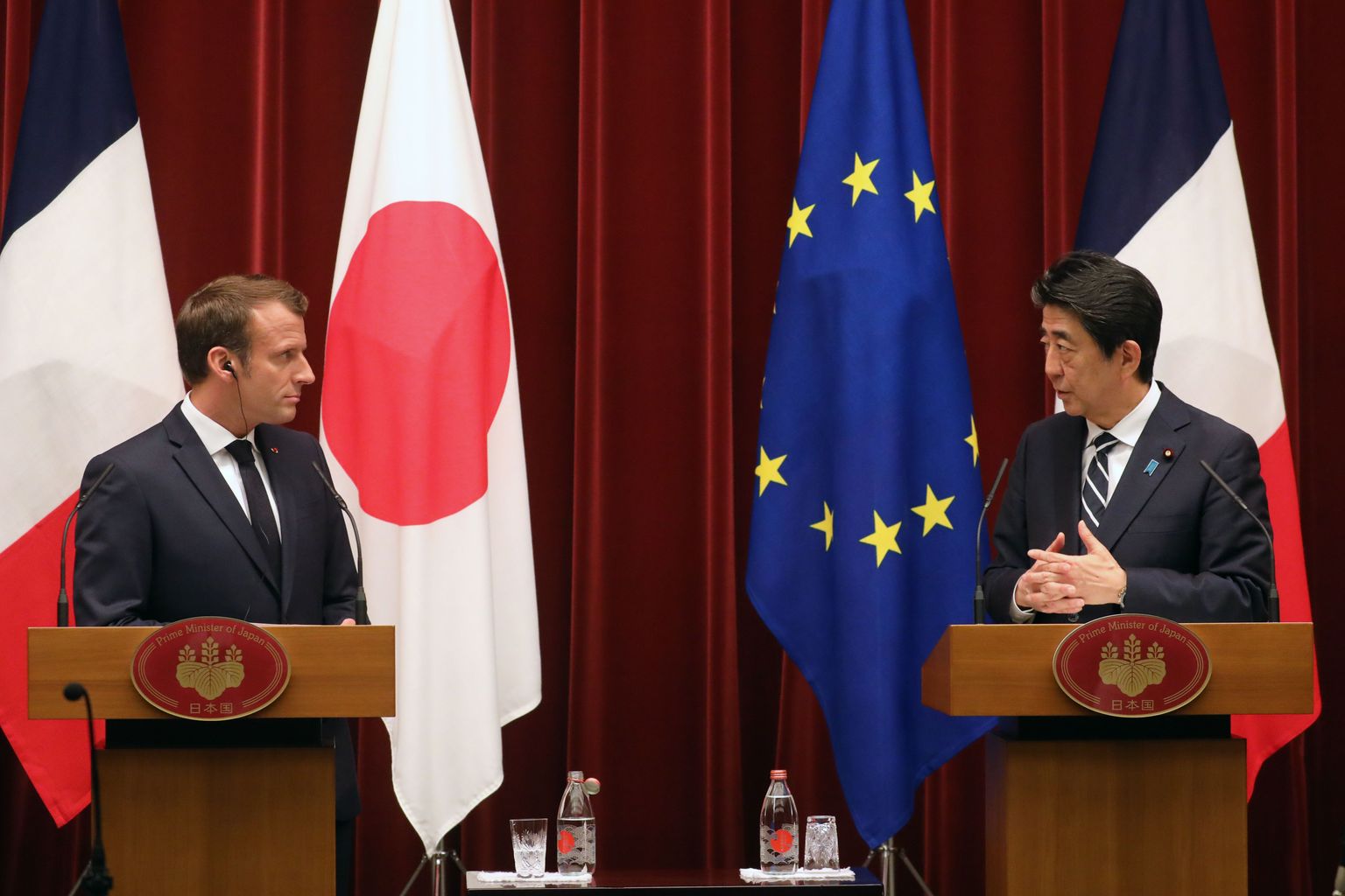 Prantsuse president Emmanuel Macron (vasakul) kolmapäeval Tokyos ühisel pressikonverentsil Jaapani peaministri Shinzo Abega.