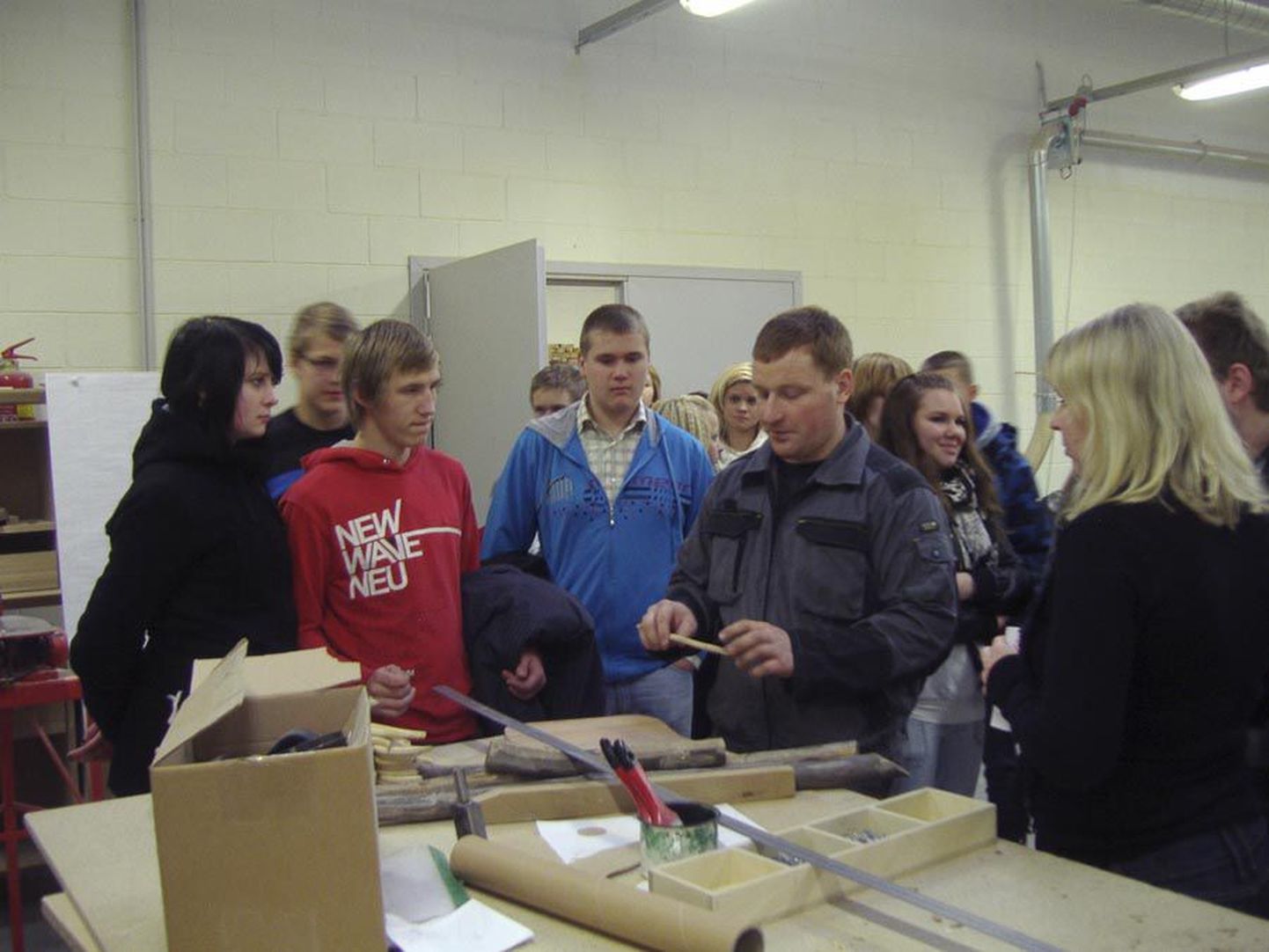 Abja gümnaasiumi õpilased uudistavad Tartu kutsehariduskeskuse puidu eriala töökoda.